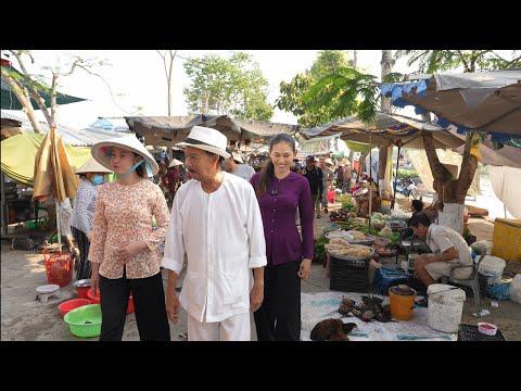 Exploring the Vibrant Ngọc Chúc Market with Comedians Bảo Chung and Thùy Kim Khiết