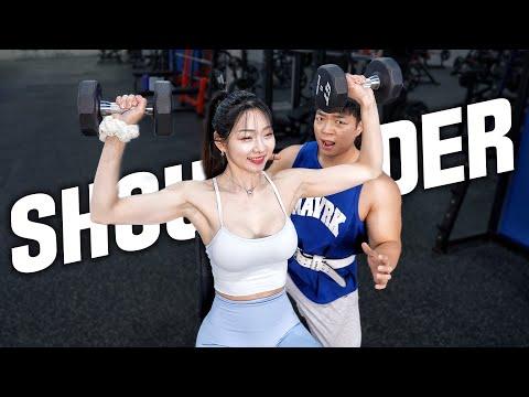 일본 여성과 함께 하는 즐거운 어깨 운동 루틴