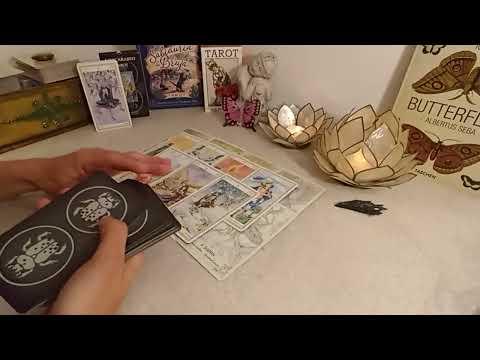 Descubre lo que siente por ti en este momento: Lectura de tarot interactiva