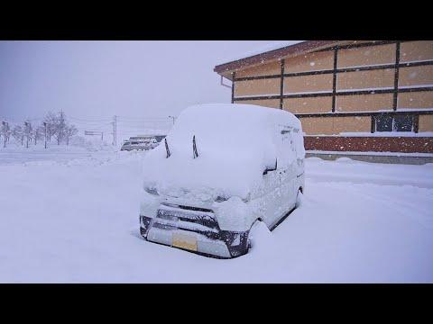 Roadside Adventure: Surviving a Snowstorm in a Borrowed Van
